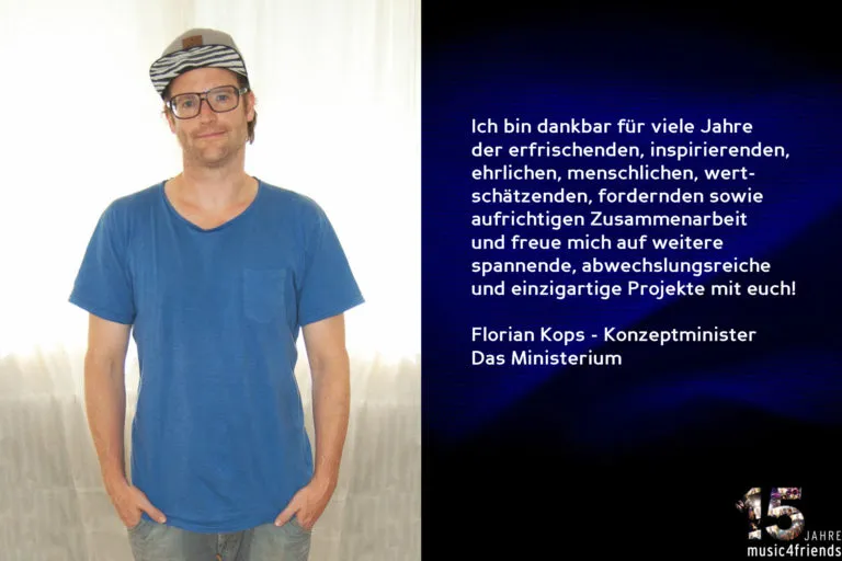 Gruppen von Gratulanten feiern das 15-jährige Jubiläum von music4friends.
